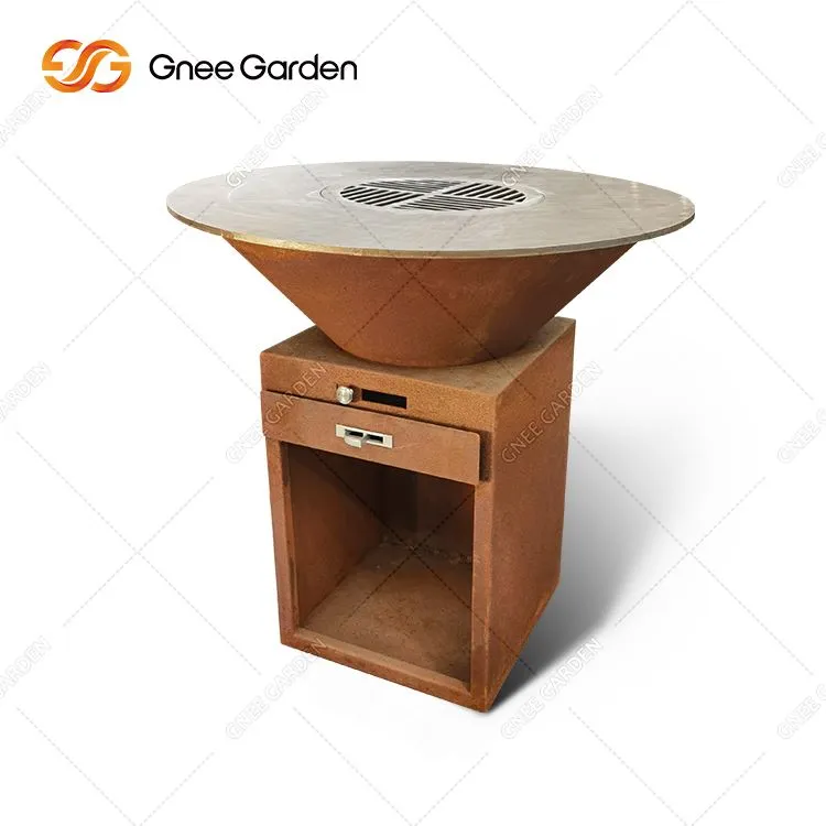 شواية حفرة النار في الفناء الخلفي.