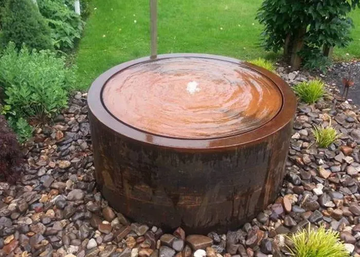 ميزة المياه الفولاذية الصدئة