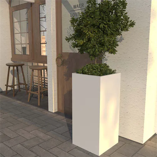 وعاء زراعي طويل باللون الأبيض مخصص للديكور